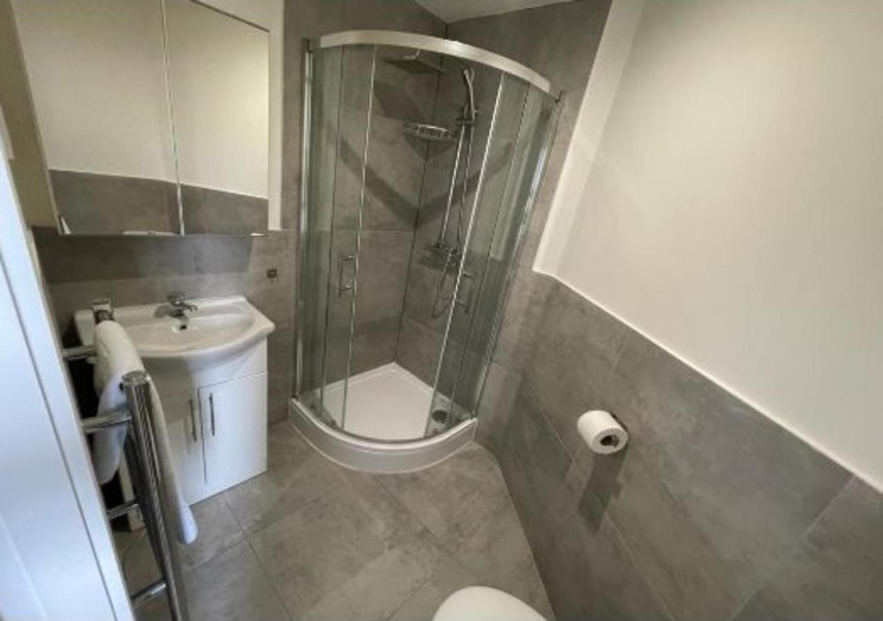 Webberley Stylish And Spacious Unit In On Trent Apartment